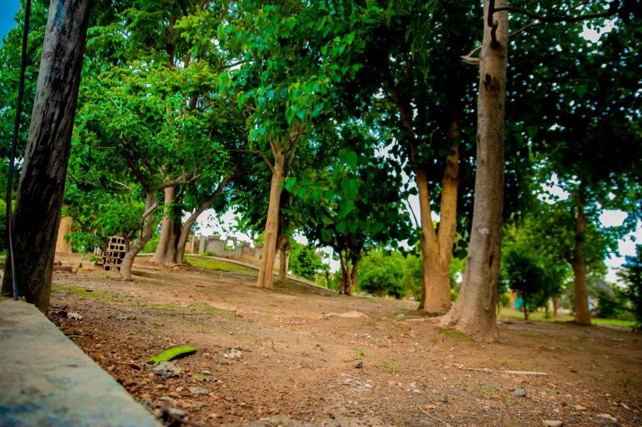 Sanctuary Aparthotel-Ac-Garden- Solar-Wi-Fi -Firepit-Park-Carport لوساكا المظهر الخارجي الصورة