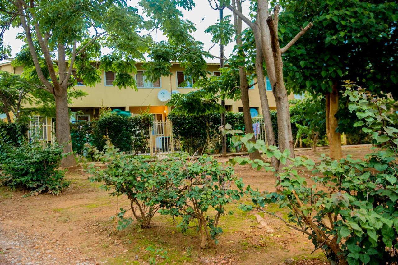 Sanctuary Aparthotel-Ac-Garden- Solar-Wi-Fi -Firepit-Park-Carport لوساكا المظهر الخارجي الصورة