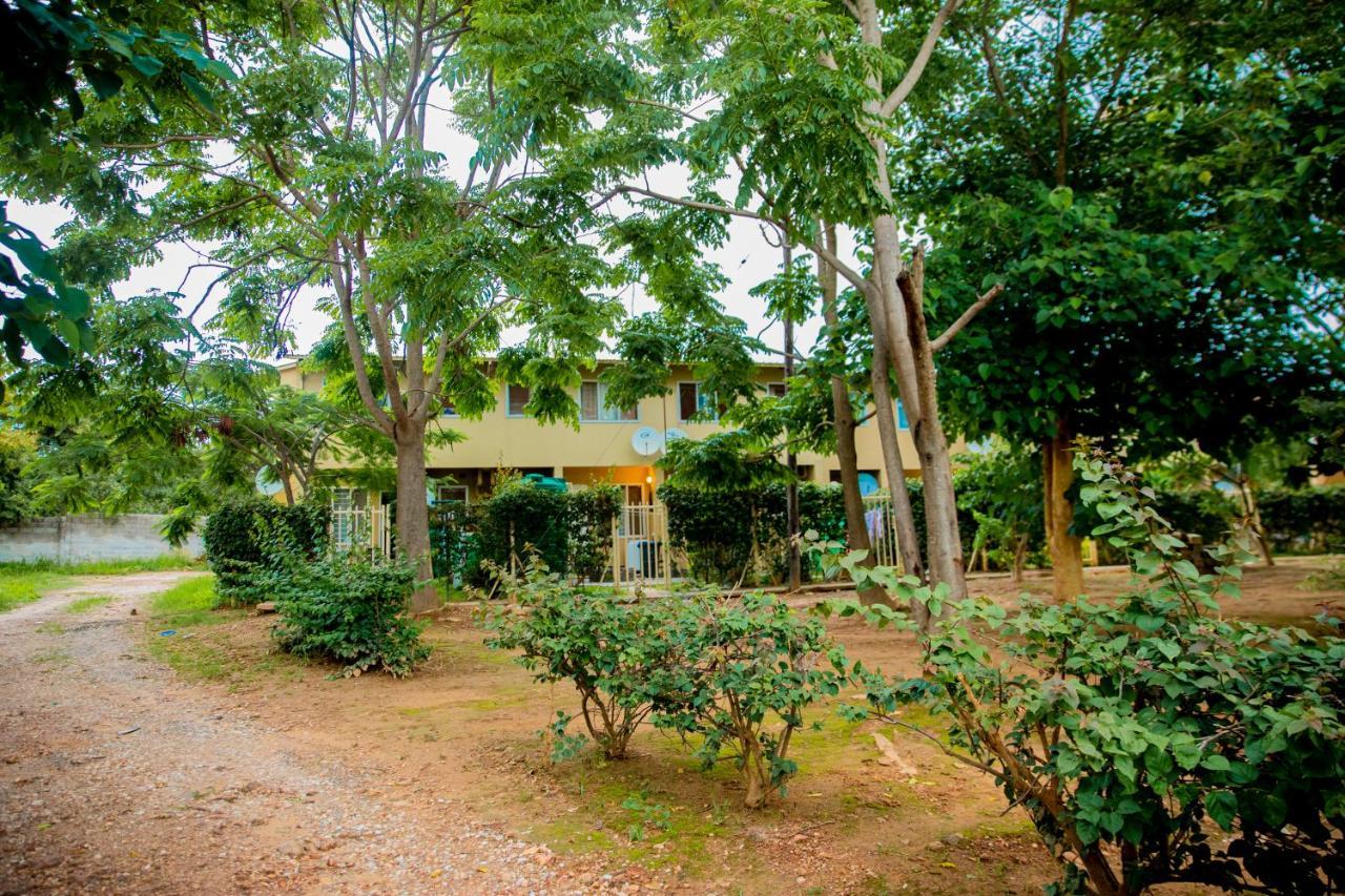Sanctuary Aparthotel-Ac-Garden- Solar-Wi-Fi -Firepit-Park-Carport لوساكا المظهر الخارجي الصورة